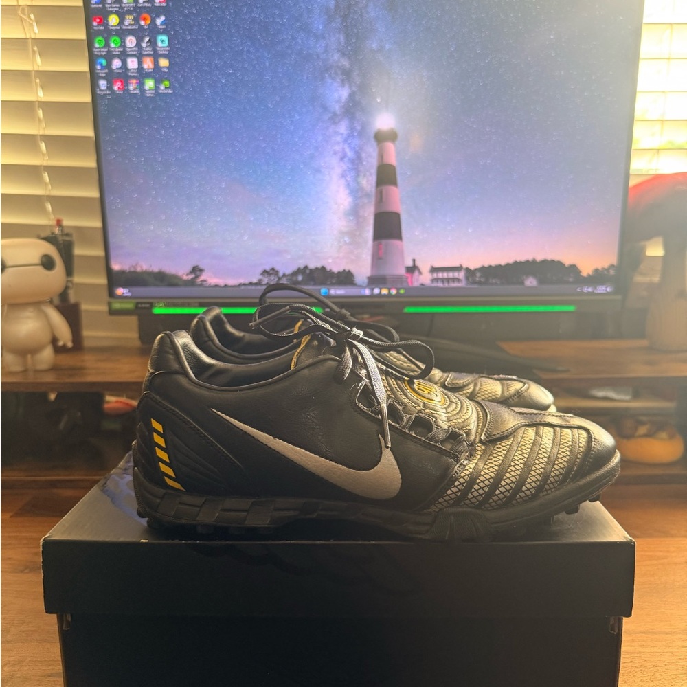 Vintage total 90 turf soccer shoes